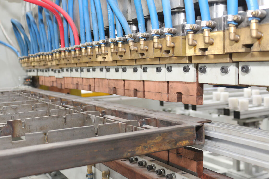 अनुकूलन योग्य तार ट्यूब कंडेनसर उत्पादन लाइन और एकीकृत वेल्डिंग और झुकने के साथ स्वचालित उच्च गति रेफ्रिजरेटर कंडेनसर वेल्डिंग मशीन