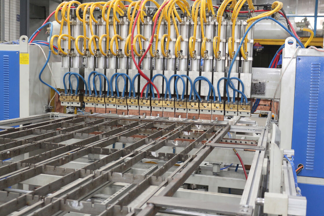 अनुकूलन योग्य तार ट्यूब कंडेनसर उत्पादन लाइन और एकीकृत वेल्डिंग और झुकने के साथ स्वचालित उच्च गति रेफ्रिजरेटर कंडेनसर वेल्डिंग मशीन