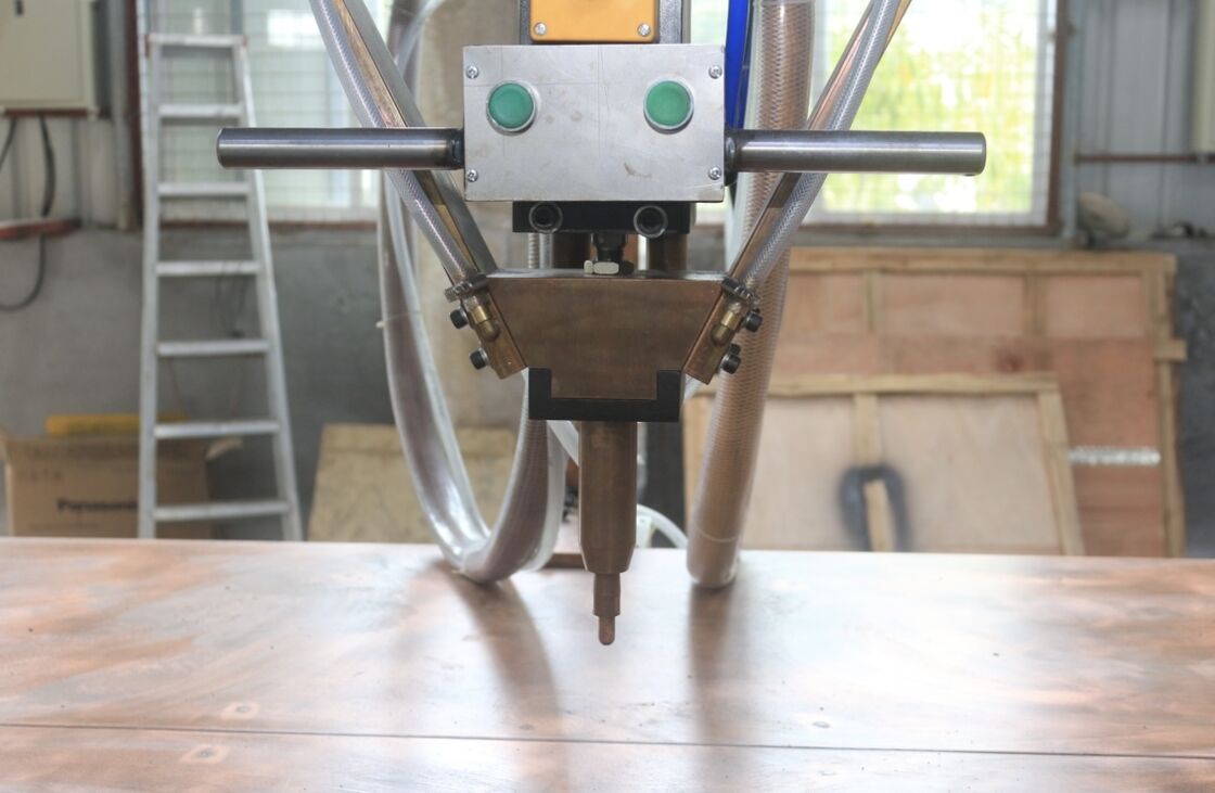 सटीक झुकने और 3.0+3.0 MM वेल्डिंग मोटाई के लिए बुद्धिमान टच स्क्रीन नियंत्रक के साथ टेबल स्पॉट वेल्डिंग मशीन