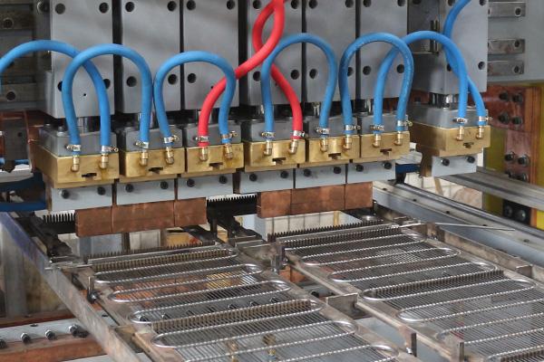 हमारे रेफ्रिजरेटर तार ट्यूब कंडेनसर उत्पादन लाइन मशीन वेल्डिंग और झुकने मशीन के साथ दक्षता को अधिकतम 4