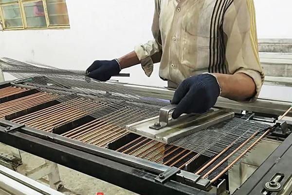 हमारे रेफ्रिजरेटर तार ट्यूब कंडेनसर उत्पादन लाइन मशीन वेल्डिंग और झुकने मशीन के साथ दक्षता को अधिकतम 5